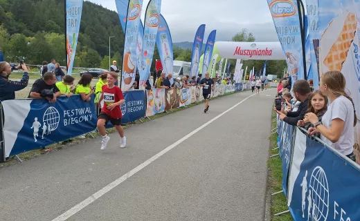 Bieg na 1 km cieszył się wielkim zainteresowaniem na Festiwalu Biegowym w Piwnicznej - 50